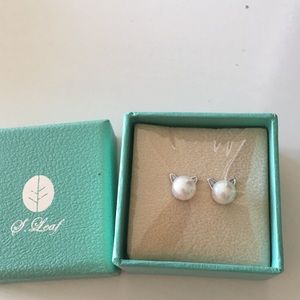 pearl cat earred stud earrings